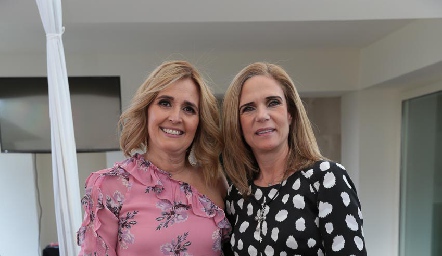  Sylvia Aguilar y Miriam González.