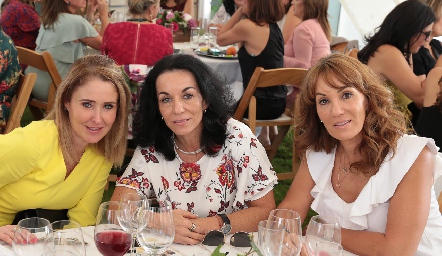  Sandra Revilla, Adriana Espinosa y Paty Espinosa.