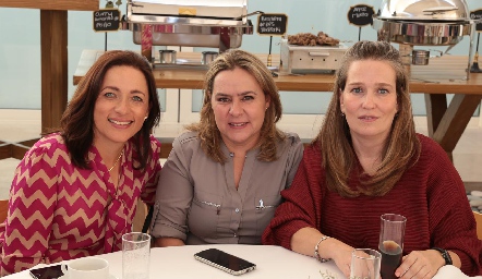  Lilian Muñoz, Lupita Soto y Mary Carmen Pérez.