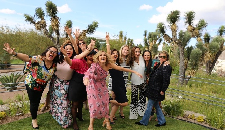  Sylvia con sus amigas de toda la vida.