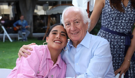  Nuria Zendejas con su abuelo Marcelo de los Santos.
