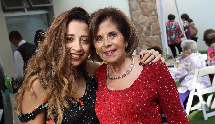  Claudia Pérez con su abuela Guillermina Anaya de De los Santos.