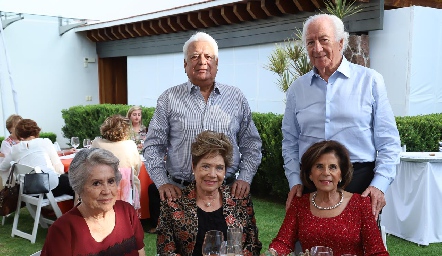 Guillermina Anaya de de los Santos con los hermanos de los Santos.