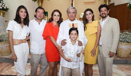  Natalia Gárate, Mauricio Lozano, Ana Alvarado, padre Carlos Medina, Marcelo, Karina Hernández y Marcelo Lozano.