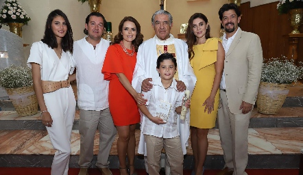  Natalia Gárate, Mauricio Lozano, Ana Alvarado, padre Carlos Medina, Marcelo, Karina Hernández y Marcelo Lozano.