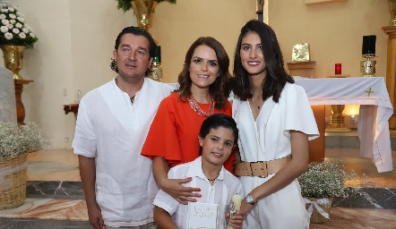  Marcelo con sus padrinos Mauricio Lozano, Ana Alvarado y Natalia Gárate.