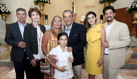  Marcelo con sus papás y abuelos.