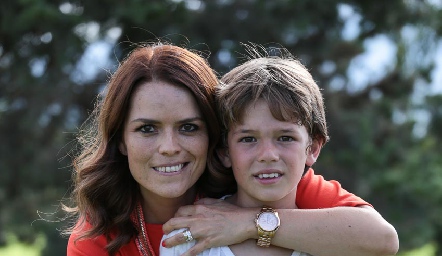  Ana Alvarado con su hijo, Mauricio Lozano.