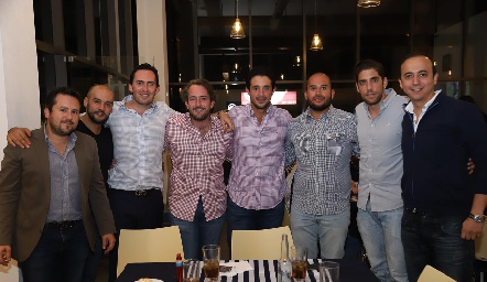  Roberto con sus mejores amigos.