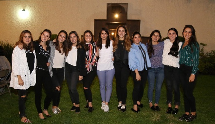  Mónica con sus amigas.