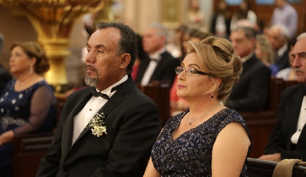  Gabriel Leyva y Carmen Loredo, papás de la novia.