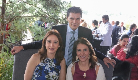  Fernando Cifuentes, Betilú Sánchez y Mercedes de Cifuentes.