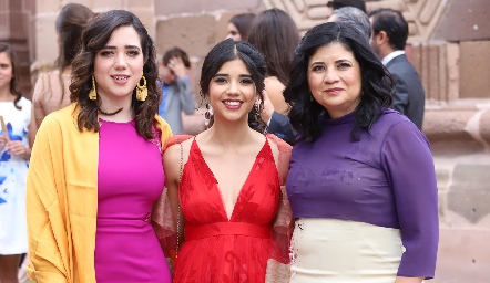  Norma Moreno de Maza con sus hijas Alejandra e Isa.