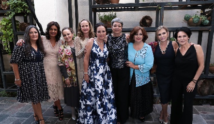  Rosa María Maza con sus amigas.