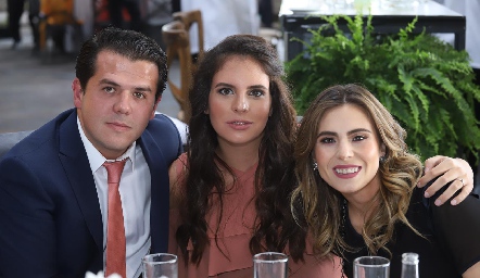 Jorge Torres, Daniela de la Fuente y Claudia Oliva.