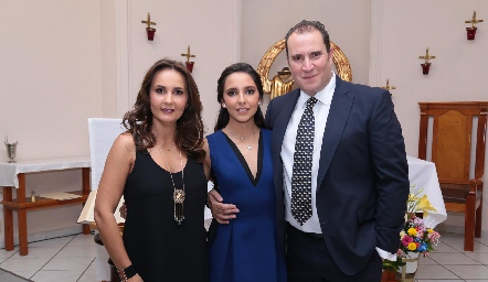  Valentina con sus papás, Cristina Villalobos y Luis Nava.