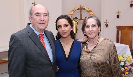  Valentina con sus abuelitos, Luis Nava y Patricia Palacios de Nava.