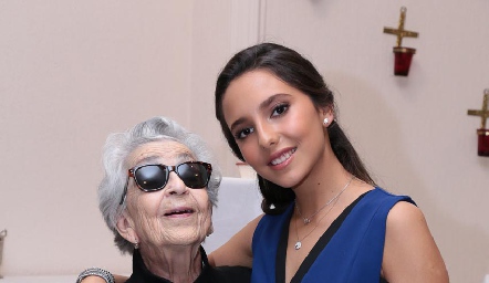  Vale con su bisabuelita Conchita Calvillo de Nava.
