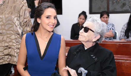  Vale con su bisabuela Conchita Calvillo de Nava.