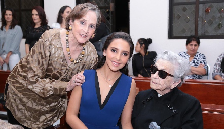  Vale con su abuela Patricia Palacios y su bisabuela Conchita Calvillo.