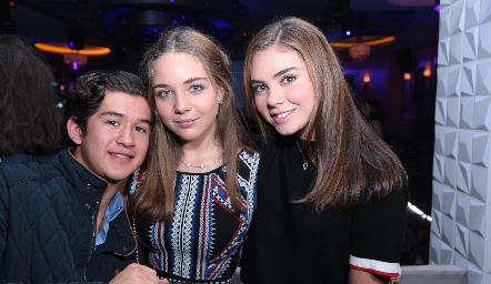  Roberto Guevara, Joaquina Morales y Carmina Navarro.