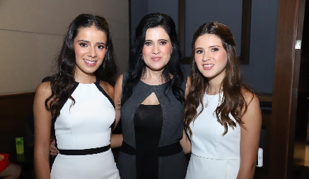  Martha Aldrett de Navarro con sus hijas Daniela e Isa Navarro.