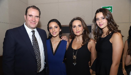  Luis, Vale, Cristina y Cristy Nava.