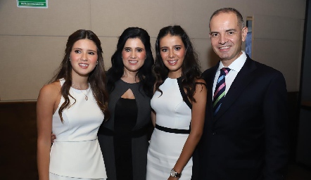  Isa Navarro, Martha Aldrett, Daniela y Héctor Navarro.