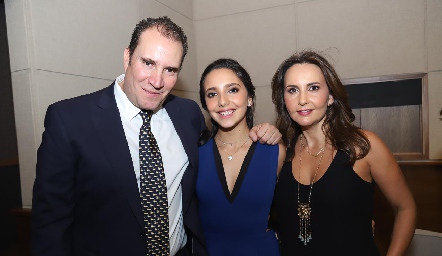  Luis, Vale Nava y Cristina Villalobos.