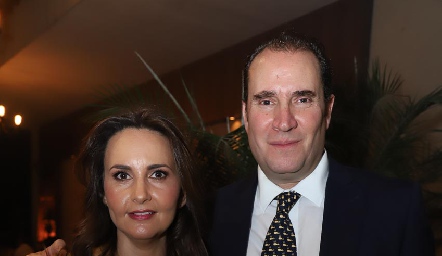  Cristina Villalobos de Nava y Luis Nava.