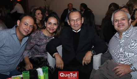  Juan Carlos, Toyita y Rafael Villalobos con Héctor Dávila.
