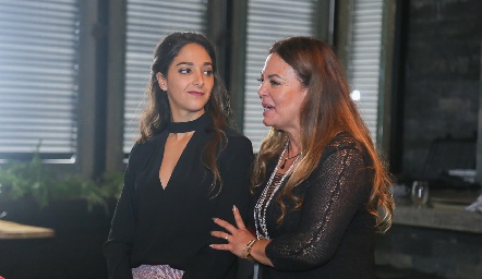  Isa Villanueva con su mamá Mónica Gordoa.