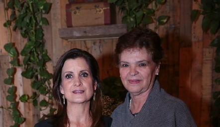  Las mamás de los novios, Maite Yamín y Pilar Labastida.