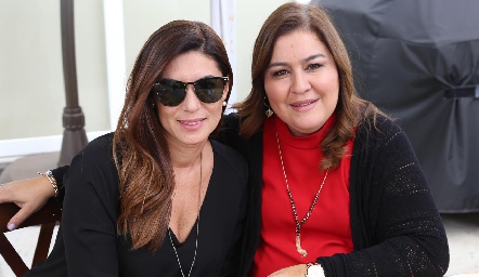  Karina Hernández y Deyanira Cázares.