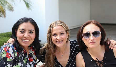  Jessica Torres, Aurora Irigoyen y Adriana Ocaña.
