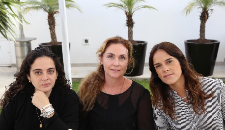  Yezmín Soto, Tere y María Sotomayor.