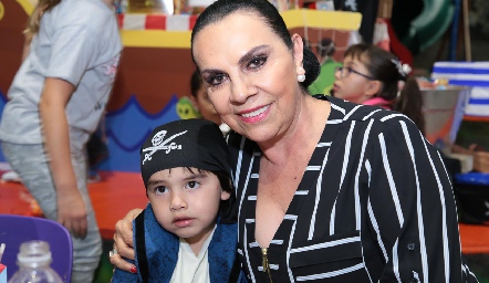  Juanqui con su abuelita materna, Yoya Galarza.