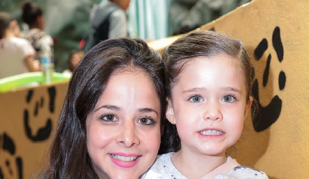  Adriana Ramón con su hija Sofía Villaseñor.