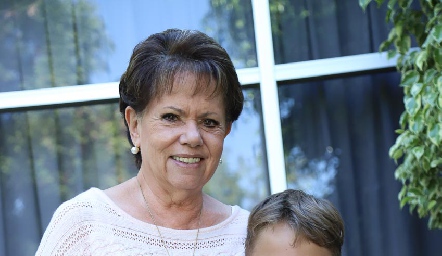  Juan Carlos con su abuela Pilar Ocejo.