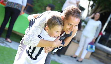  Juan Carlos con su tío Josh.