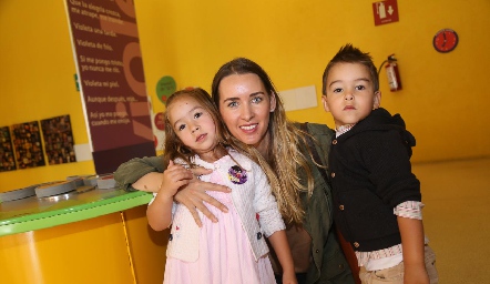  Daniela Borbolla con sus hijos Emilia y Ricardo.