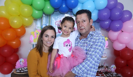  Luciana con sus papás Arlette Robles y Luis Fernando Lozano.