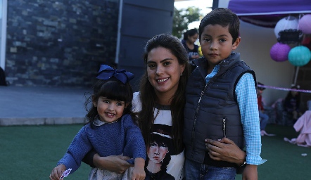  Bárbara Berrones con sus hijos Barbarita y Fer.