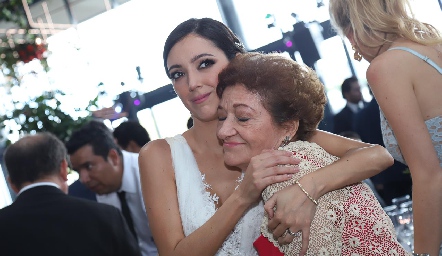  Fernanda con su abuela Fabiola Arriaga.
