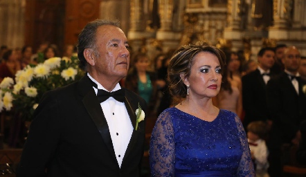  Manuel Paredes y Marilú González de Paredes, papás del novio.