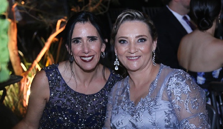  Patricia García con la mamá de la novia.