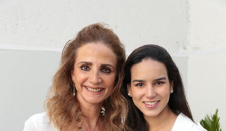  Beatriz Rangel de Martell con su futura nuera Sandra Villalobos.