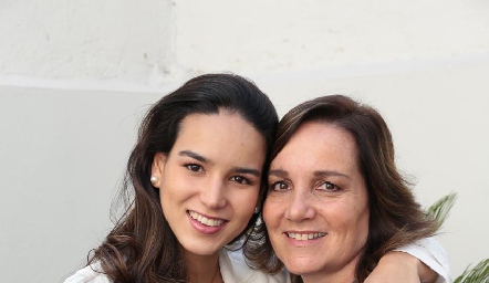  Sandra Villalobos con su mamá Sandra Estúa de Villalobos.