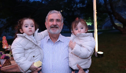  Jorge Lozano con sus nietas Isa y Sofi.