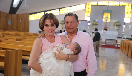  René con sus abuelos maternos Keny Anaya y Juan Torrescano.
